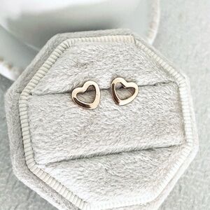Outline heart stud earrings